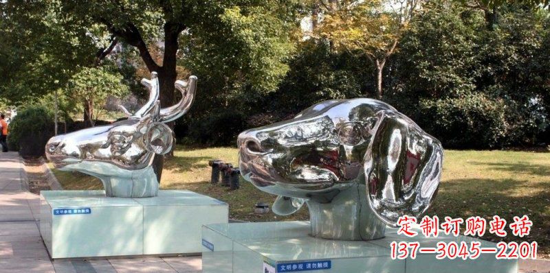 重庆狗头公园不锈钢鹿和狗雕塑
