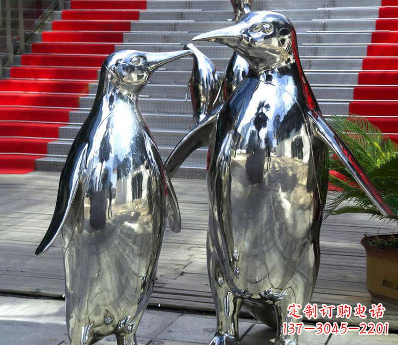 重庆不锈钢企鹅雕塑传递着浓浓爱意
