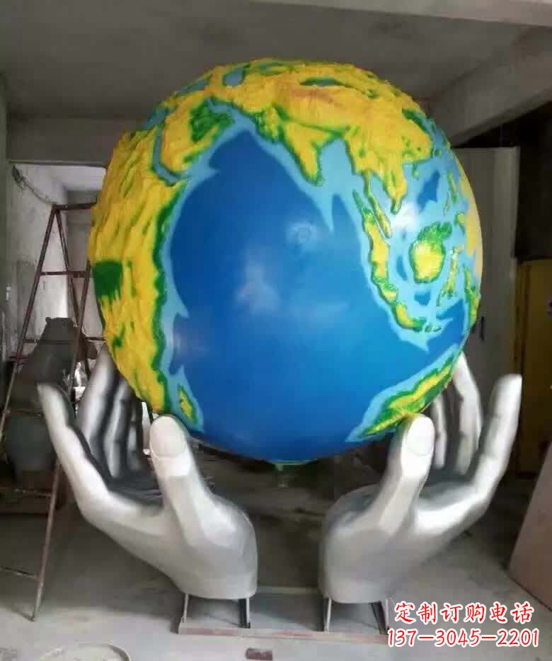 重庆不锈钢手托地球雕塑精美的艺术作品