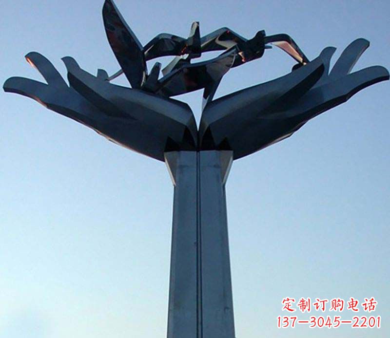 重庆不锈钢手托鸽子雕塑象征着和平与爱