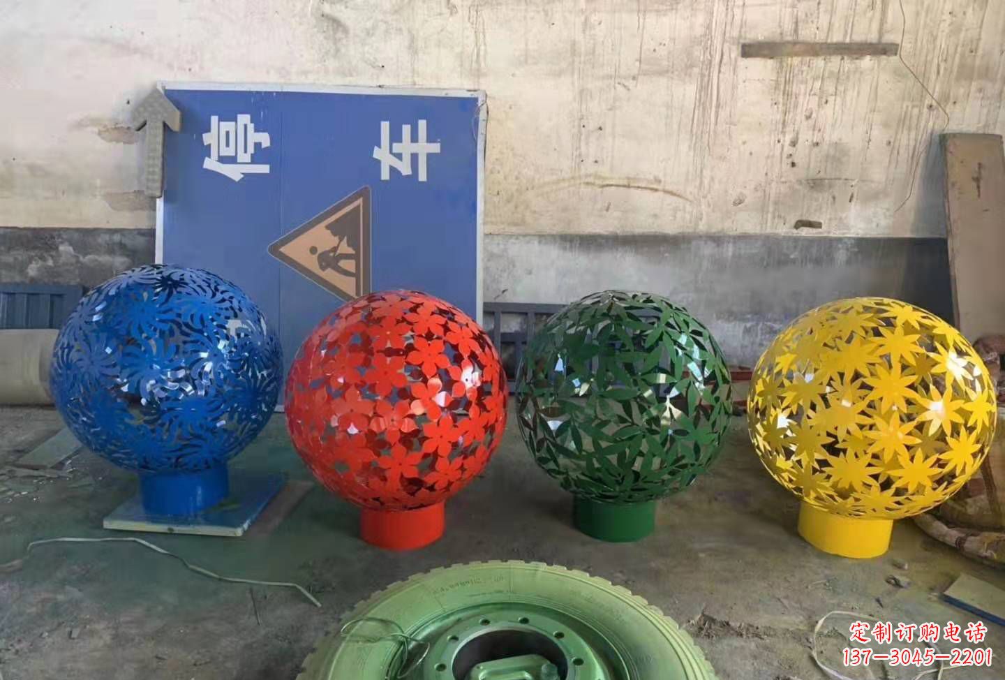 重庆灵动树叶镂空球雕塑景观