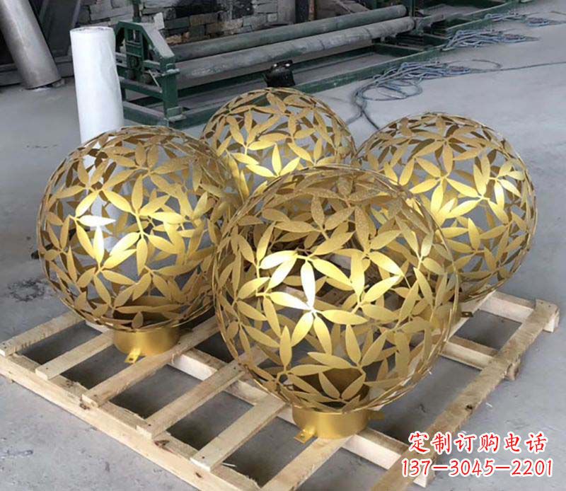 重庆不锈钢树叶镂空球的美妙景观