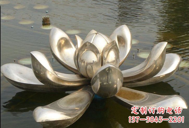 重庆不锈钢水面上的莲花雕塑