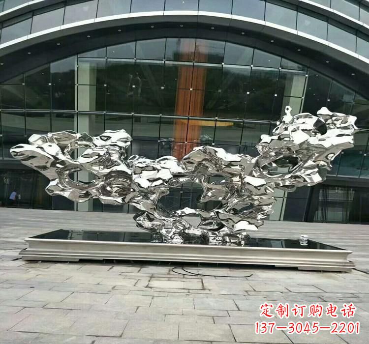 重庆灵动的太湖石雕塑