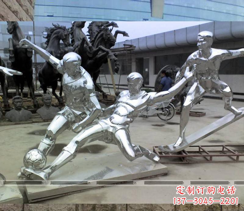 重庆玩足球的不锈钢雕塑