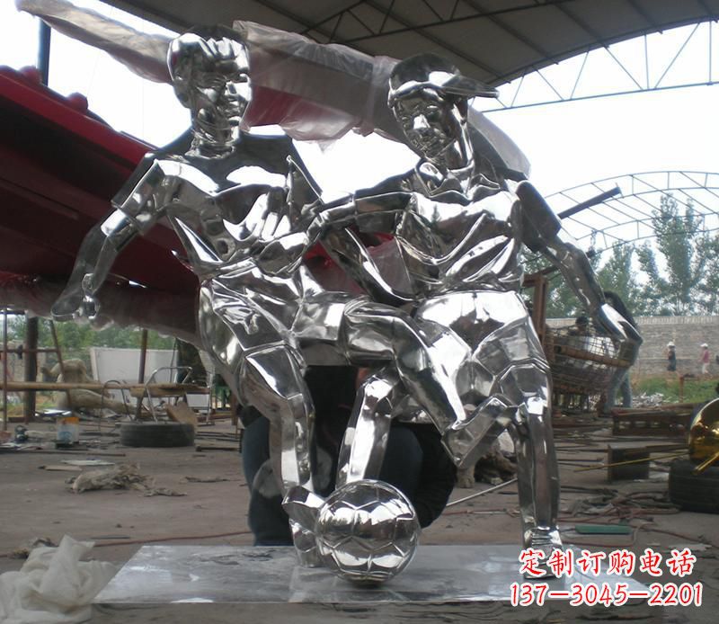 重庆展现足球精神的不锈钢雕塑