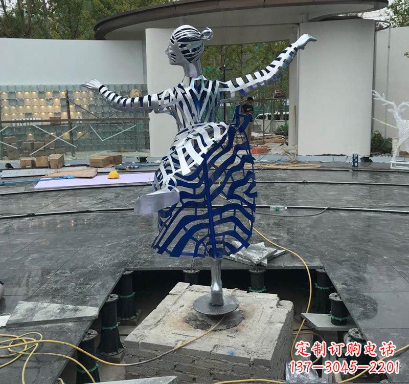 重庆不锈钢女孩——精美雕塑