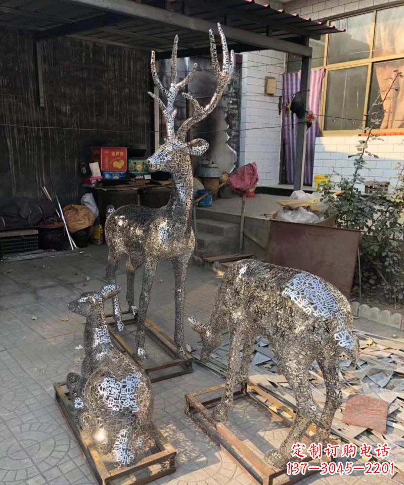 重庆不锈钢庭院里的梅花鹿雕塑