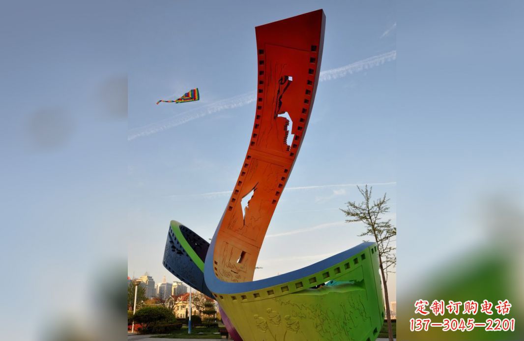 重庆不锈钢五彩胶卷广场雕塑——现代美学的象征