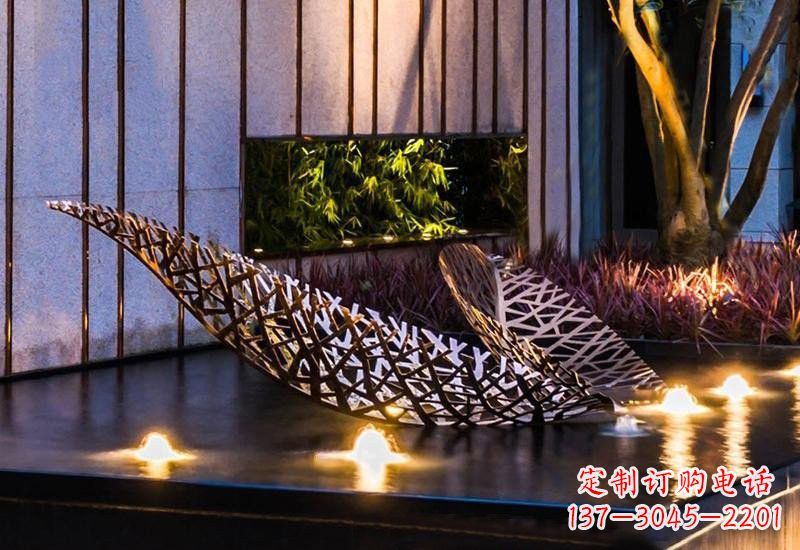 重庆不锈钢小区镂空树叶雕塑给小区添彩