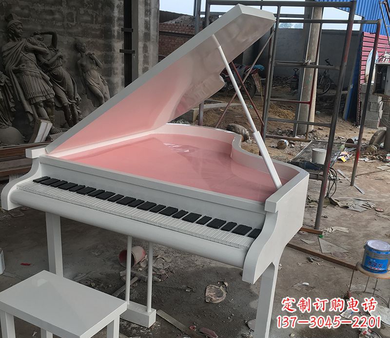 重庆校园里的钢琴雕塑