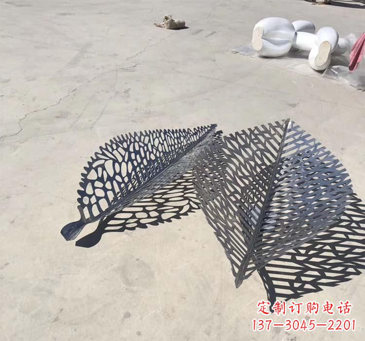 重庆不锈钢园林镂空树叶雕塑给空间增添美感