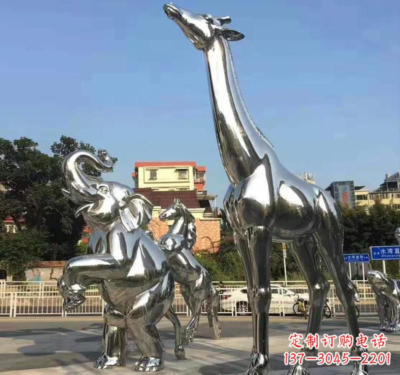 重庆长颈鹿雕塑精美而优雅