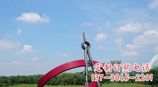重庆不锈钢圆规雕塑环绕着美景