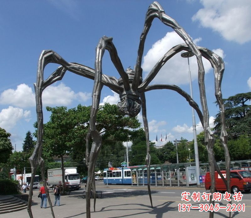 重庆蜘蛛侠雕塑点缀不锈钢的景观