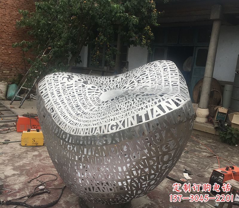 重庆不锈钢元宝雕塑精美外形与精美文化