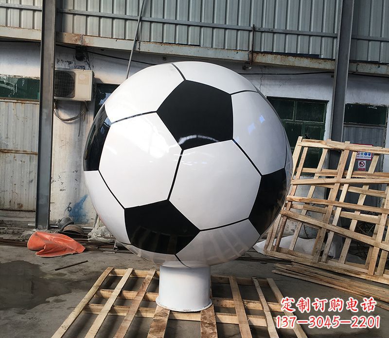 重庆激发足球热情的不锈钢足球雕塑