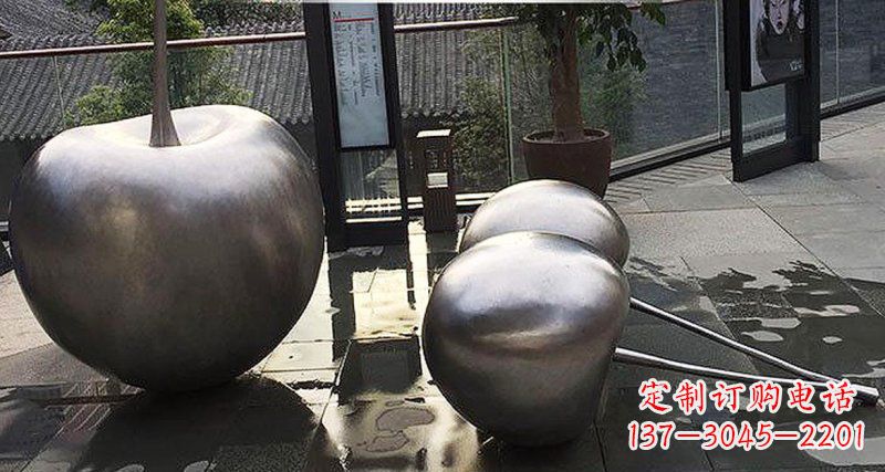重庆樱桃雕塑点缀步行街美丽景观