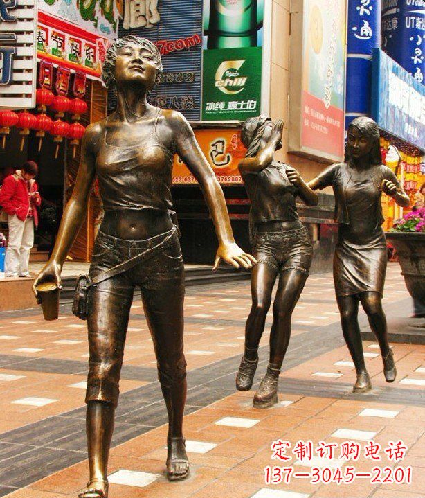重庆步行街逛街的女孩以铜雕的形式永久保存