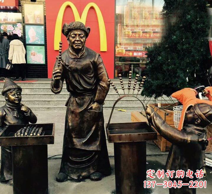 重庆步行街上的糖葫芦铜雕