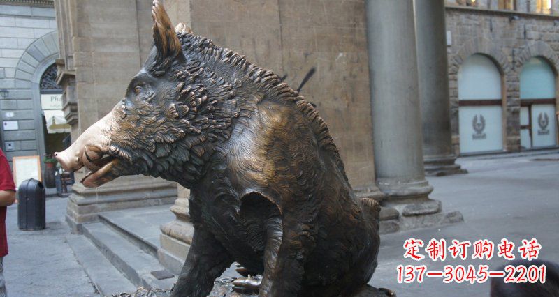 重庆野猪雕塑给步行街带来美丽风景