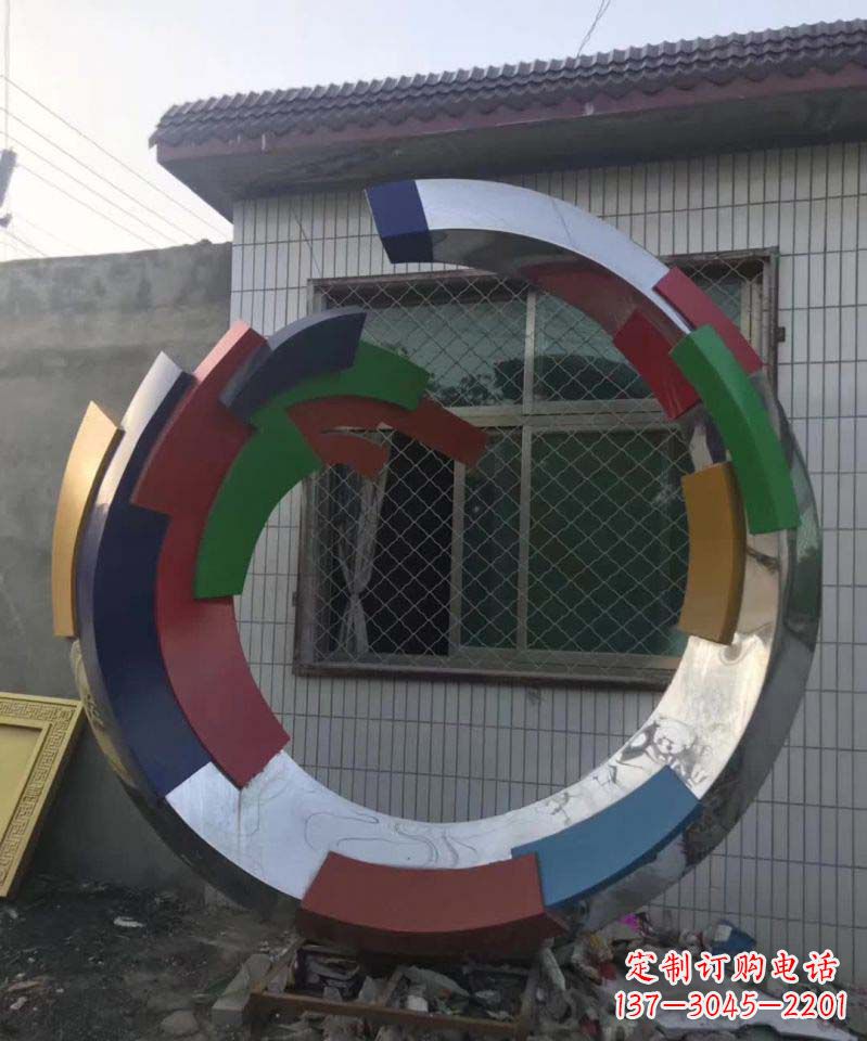 重庆绚烂多彩的不锈钢圆环雕塑