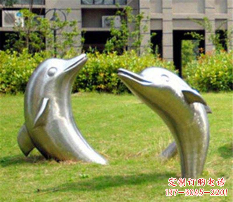 重庆海豚雕塑草坪上的精美装饰