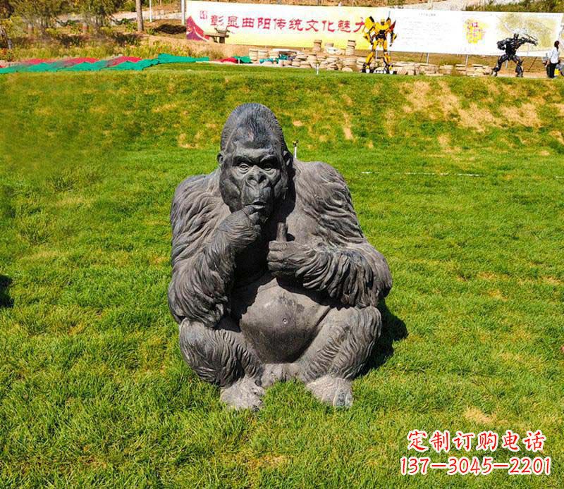 重庆猩猩雕塑——草坪猩猩公园的艺术精品