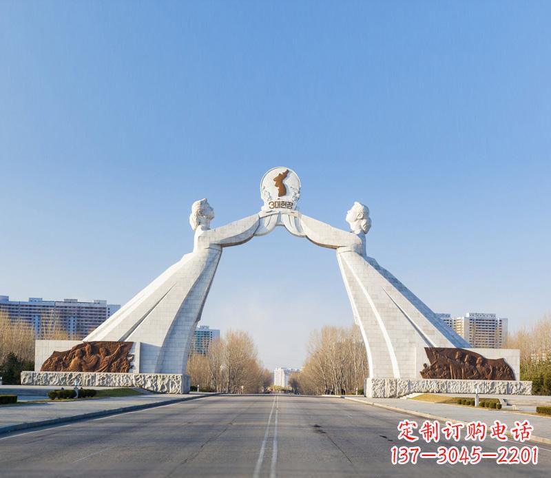 重庆城市街道拱门石雕