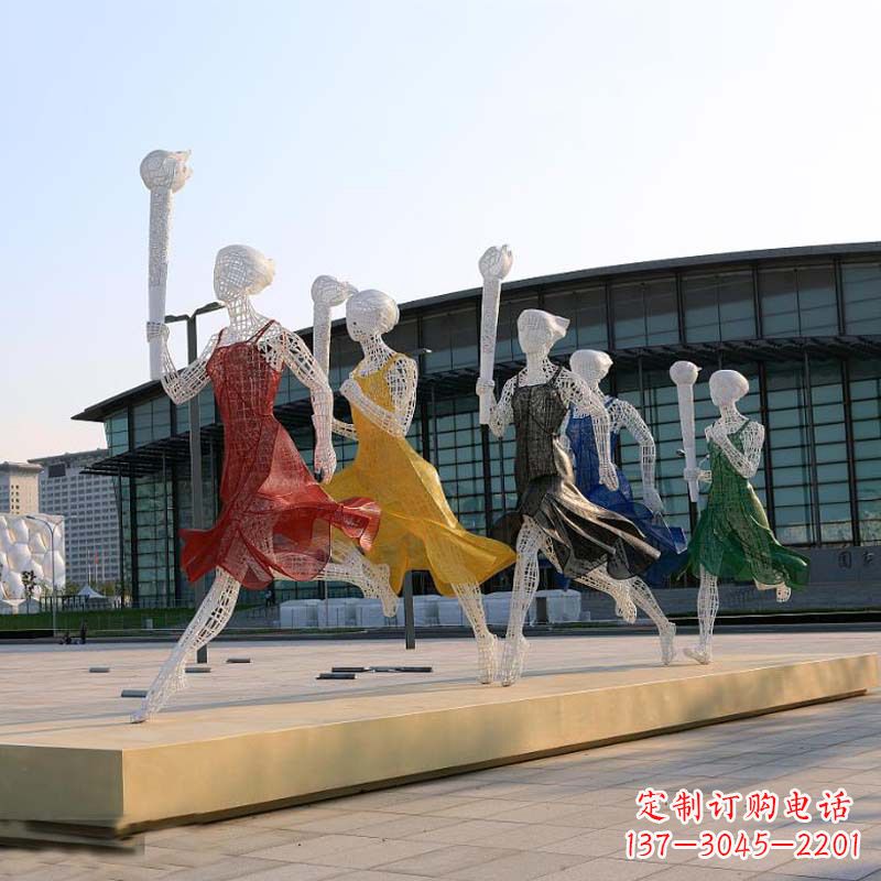 重庆城市街道广场持火炬跑步的美女雕塑