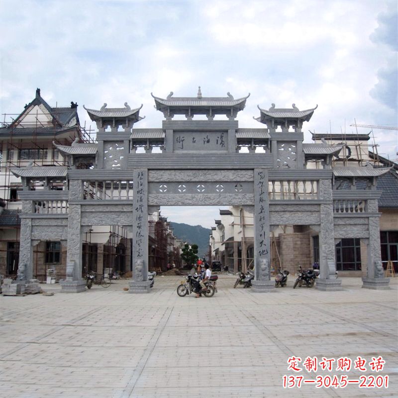 重庆城市街道五门石雕牌坊