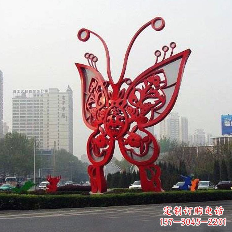 重庆绿化带上的大型红色蝴蝶雕塑
