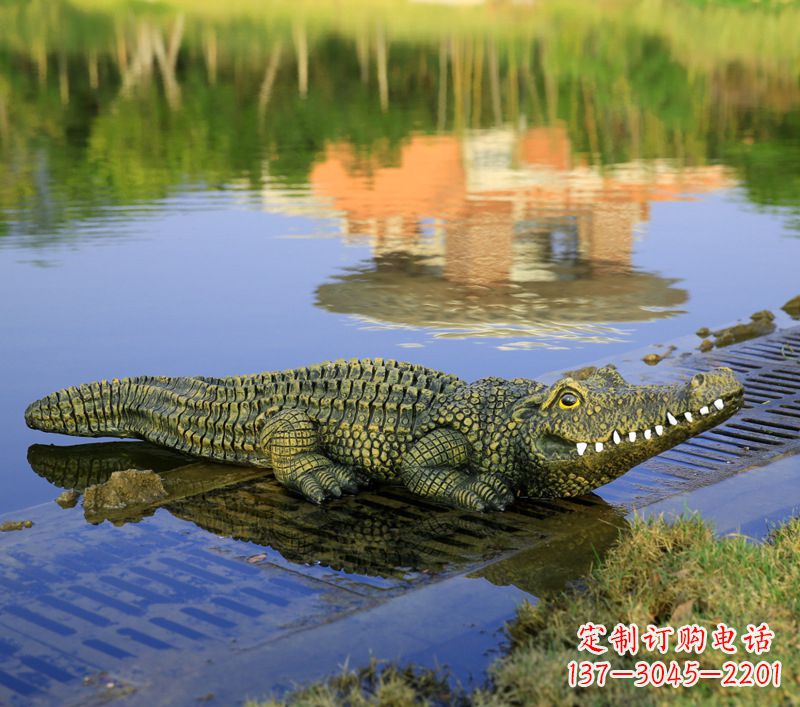 重庆池塘水池仿真大鳄鱼雕塑玻璃钢园林水景草丛动物摆件