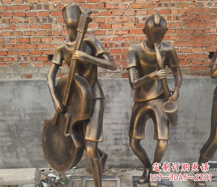 重庆雄伟屹立——萨克斯铜雕