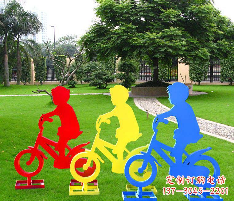 重庆青春无悔——一尊男孩骑车雕塑