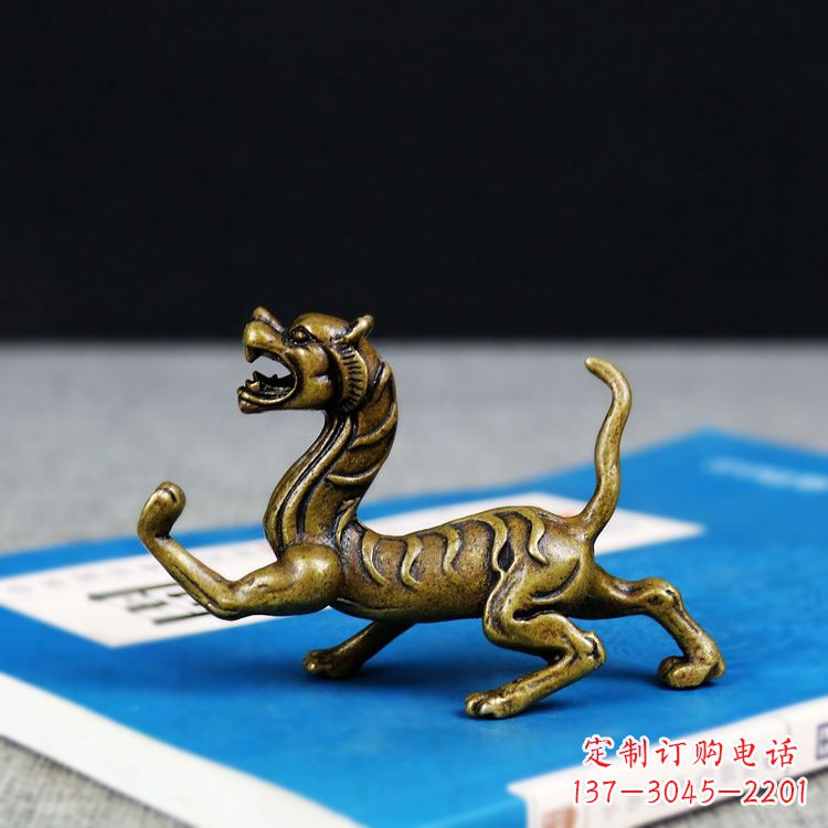 重庆金色纯铜铸造的白虎雕塑