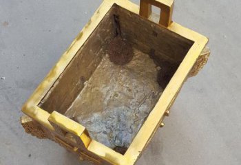 重庆以纯铜铸造的金色香炉鼎