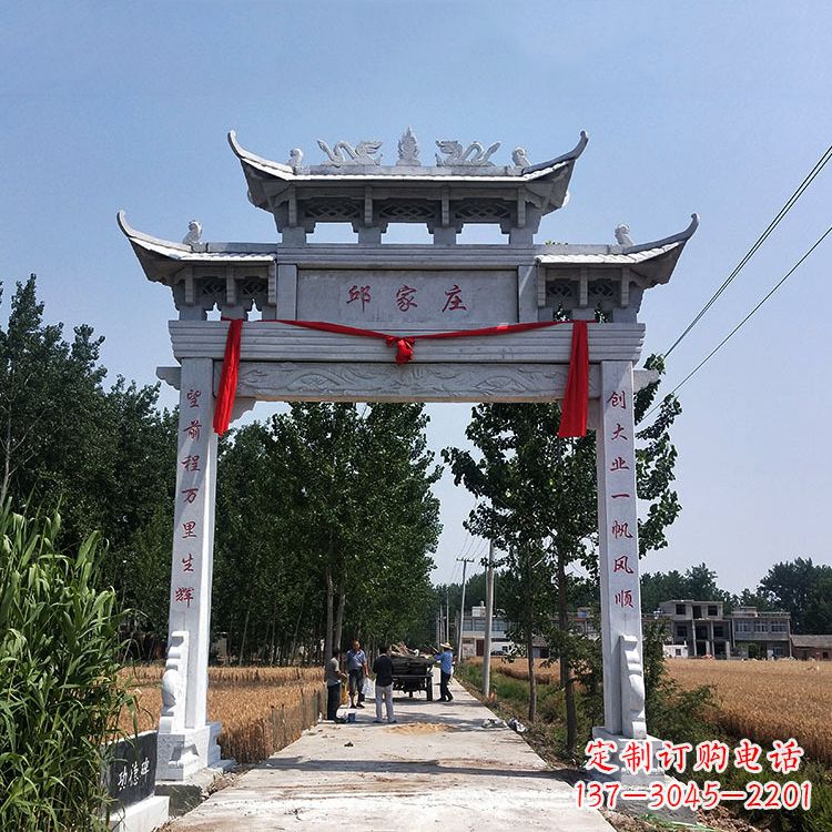 重庆古村落中的石牌坊雕塑