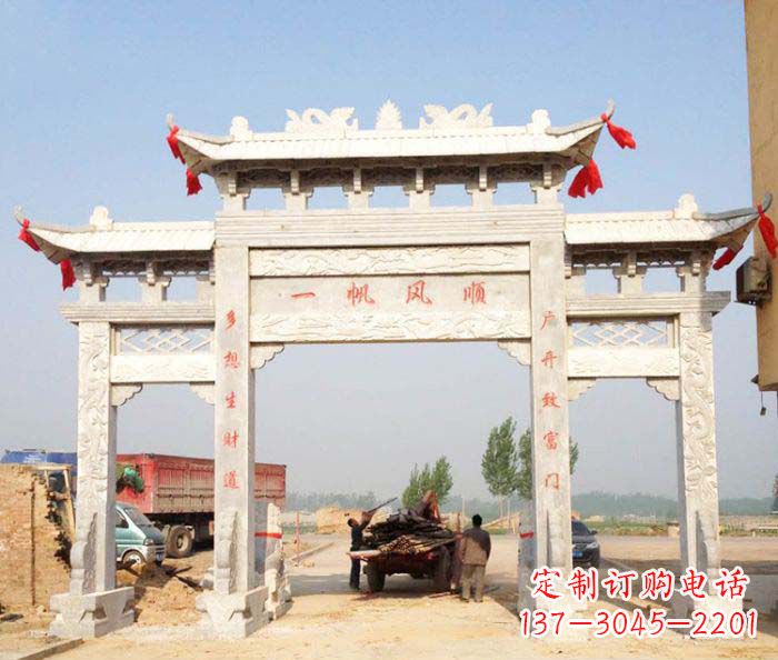 重庆村庄大理石三门牌坊石雕。