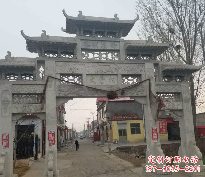 重庆村庄三门石牌坊石雕传承古老文化