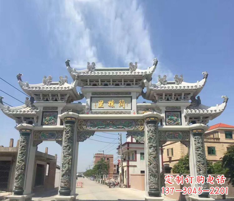 重庆传承古老技艺 牌坊雕塑美化村庄