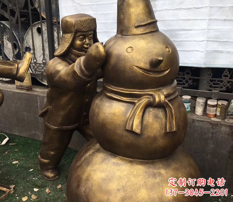 重庆戴帽子堆雪人的儿童铜雕