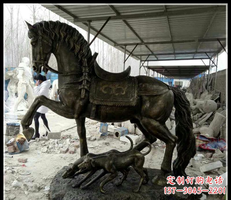 重庆戴马鞍的马和狗铜雕