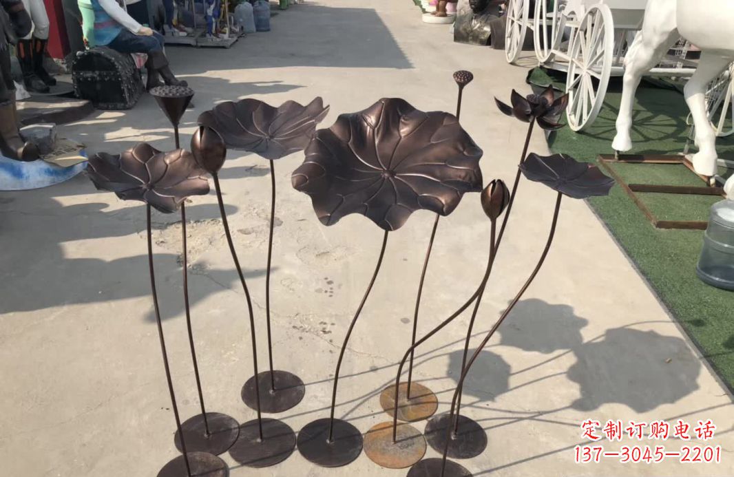 重庆锻铜园林异彩纷呈的荷花雕塑