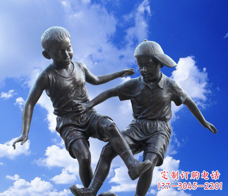 重庆校园玻璃钢仿铜儿童踢球景观雕塑