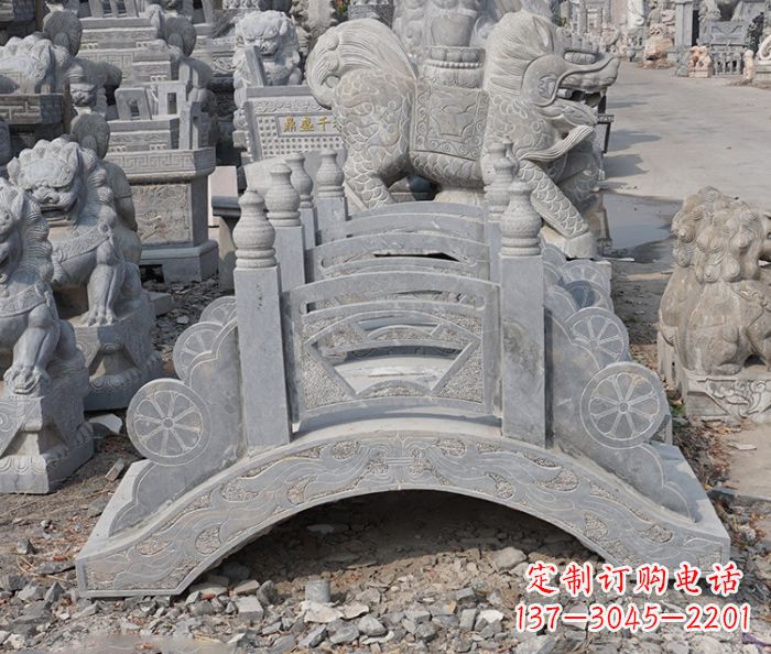 重庆风格独特的仿古小型石拱桥雕塑