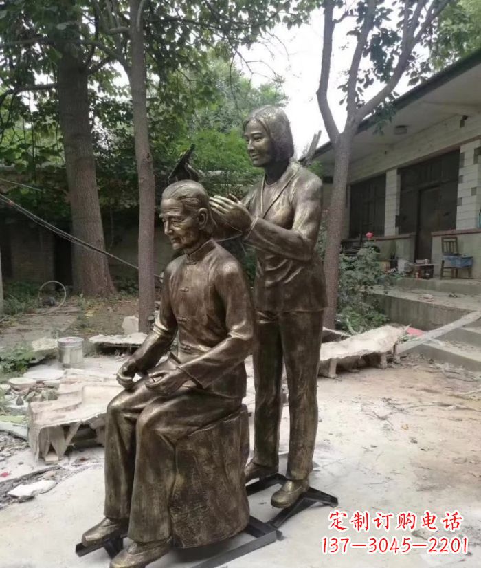重庆纪念母亲的传统铜雕梳头人物