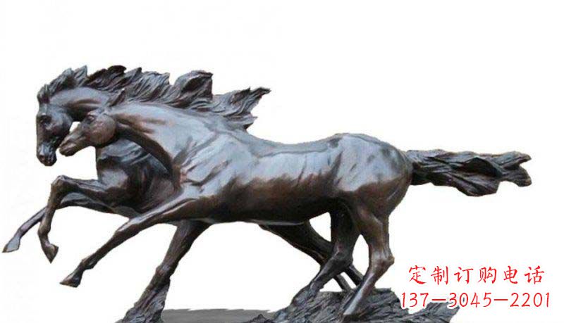 重庆公园奔跑的两匹马动物铜雕