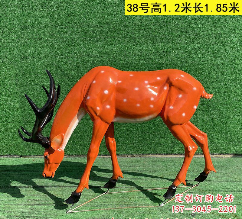 重庆以玻璃钢精心制作的梅花鹿雕塑