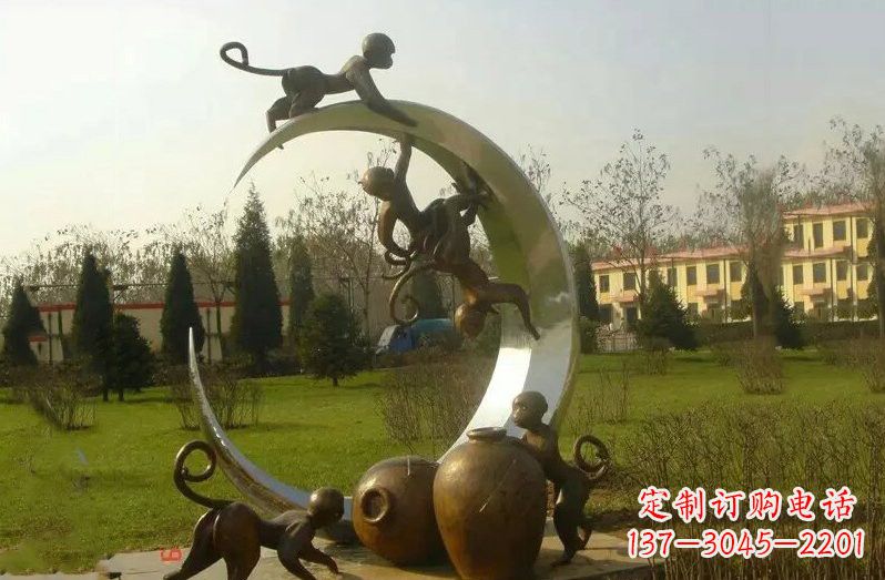 重庆不锈钢猴子拉月亮雕塑